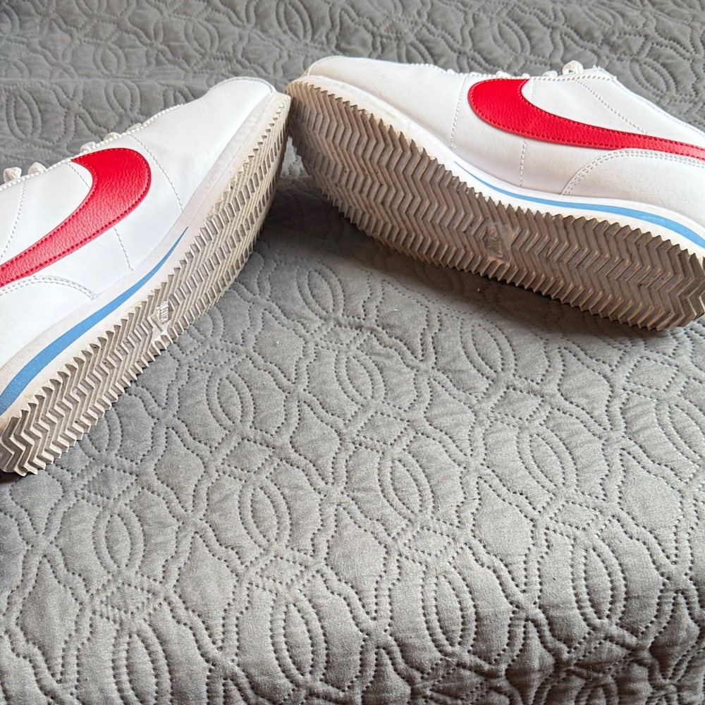 Nike Classic White and Red Sneakers - Picture 6 of 6